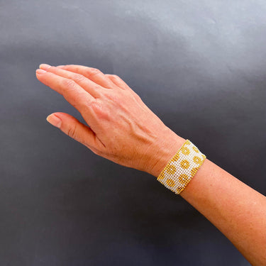 Brazalete Telar Dorado Medio Rondanas Perla